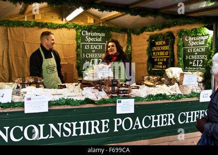 Lincoln, England, Chriskindlemarkt, einen Lebensmittel-Stand Verkauf von lokalen und anderen britischen Käse, Lincolnshire Poacher Käse, Stockfoto