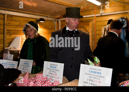 Lincoln, England, Chriskindlemarkt, Kreditoren in Vintage Kostüm Verkauf gerösteten Nüssen verschiedenster Art, Stockfoto