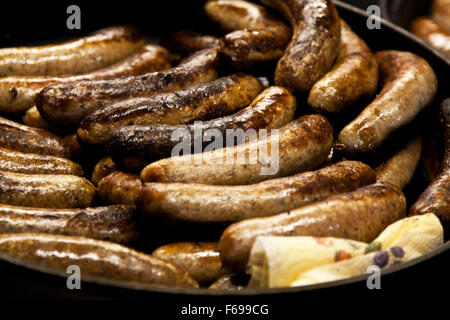 Lincoln, England, Chriskindlemarkt, einer Pfanne voll von Lincolnshire Wurst vorbereitet einen Messestand in Essen. Stockfoto