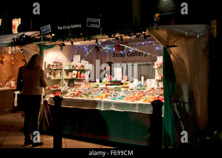 Lincoln, England, Chriskindlemarkt, Kunde des Anbieters Seife Stand. Stockfoto