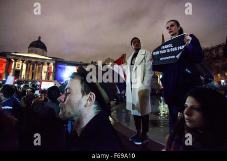 London, UK. 14 November 2015 Tausende von Menschen versammeln, um ihren Respekt für die Opfer der Angriffe zu zahlen, die am Abend des 13. November 2015 in Paris geschah.  Eine junge Frau hält einen Schild Spruch "Frankreich Ihr Schmerz ist unser Schmerz bei einer Kundgebung auf dem Trafalgar Square. Abdullah Bailey / Alamy Live News Stockfoto