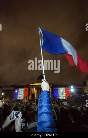 London, UK. 14 November 2015 Tausende von Menschen versammeln, um ihren Respekt für die Opfer der Angriffe zu zahlen, die am Abend des 13. November 2015 in Paris geschah. Bildnachweis: Abdullah Bailey / Alamy Live News Stockfoto