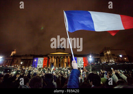 London, UK. 14 November 2015 Tausende von Menschen versammeln, um ihren Respekt für die Opfer der Angriffe zu zahlen, die am Abend des 13. November 2015 in Paris geschah. Bildnachweis: Abdullah Bailey / Alamy Live News Stockfoto