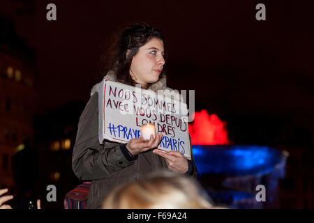 London, UK. 14 November 2015 Tausende von Menschen versammeln, um ihren Respekt für die Opfer der Angriffe zu zahlen, die am Abend des 13. November 2015 in Paris geschah. Bildnachweis: Abdullah Bailey / Alamy Live News Stockfoto