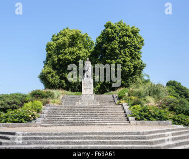 Statue des französischen patriotischer Held General de Blanmont auf dem Gelände des Schlosses am Gisors, Normandie, Nordfrankreich an einem sonnigen Tag Stockfoto