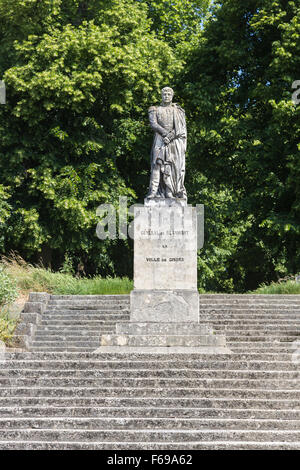 Statue des französischen patriotischer Held General de Blanmont auf dem Gelände des Schlosses am Gisors, Normandie, Nordfrankreich an einem sonnigen Tag Stockfoto