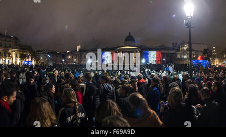 London, UK, 14. November 2015. Menge von Menschen versammeln sich in Trafalgar Square zu die Anschlägen in Paris am Vorabend erinnern. Daniele Roversi/Alamy Live-Nachrichten Stockfoto