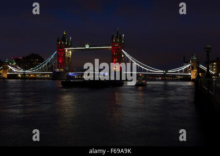 14. November 2015 Tower Bridge, London UK. Gebäude in London sind mit den Farben der französischen Lag die Tricolor in ein Zeichen der Unterstützung im Hinblick auf die terroristischen Anschläge in Paris beleuchtet. Stockfoto