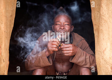 Himba-Mann-Pfeife, Kaokoveld Namibia Stockfoto