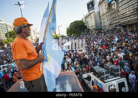 Buenos Aires, Buenos Aires, Argentinien. 14. November 2015. Mehrere tausend nehmen die Straßen von Buenos Aires, regierenden Parteianwärter Daniel Scioli einen Tag vor dem ersten Präsidentschafts-Debatte in Argentiniens Geschichte zu unterstützen. Scioli debattieren mit Buenos Aires Stadt Bürgermeister Mauricio Macri, sein Konkurrent im November 22 Run-off, auch die erste in der Geschichte des Landes. Bildnachweis: Patricio Murphy/ZUMA Draht/Alamy Live-Nachrichten Stockfoto