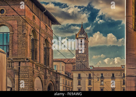 Moderne und alte Gefühle zusammen bei einem Spaziergang durch die typischen Gassen, Arkaden und alten Gebäuden des historischen Zentrum von Bologna im Norden Italiens Stockfoto