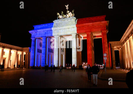 14. November 2015 - BERLIN: das Brandenburger Tor in den Farben der Frankreich - Trauer in der französischen Botschaft in Berlin für das vic Stockfoto