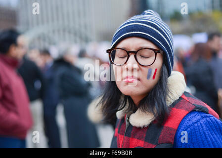 Hunderte von Menschen würdigte die Opfer einer Reihe von tödlichen Angriffen in Paris während einer Mahnwache am Nathan Phillips Square in Toronto, Kanada am 14. November 2015. Stockfoto