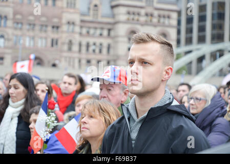 Hunderte von Menschen würdigte die Opfer einer Reihe von tödlichen Angriffen in Paris während einer Mahnwache am Nathan Phillips Square in Toronto, Kanada am 14. November 2015. Stockfoto