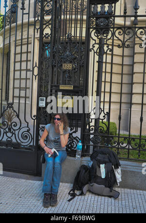 Buenos Aires, Argentinien. 14. November 2015. Laurie, ein französischer Tourist, der versucht, das Schicksal ihrer Verwandten und Freunde nach den Anschlägen in Paris am Freitag Wissen bleibt vor der französischen Botschaft in Argentinien, in Buenos Aires, Argentinien, 14. November 2015. Laut dem neuesten Bericht mindestens 129 Menschen wurden getötet und 352 verletzt, von denen mindestens 99 in kritischem Zustand in die Terroranschläge in Paris am Freitagabend waren. Bildnachweis: Enrique Cabrera/TELAM/Xinhua/Alamy Live-Nachrichten Stockfoto