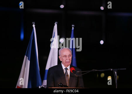 Tel Aviv, Israel. 14. November 2015. Ehemaligen israelischen Präsidenten Shimon Peres spricht eine Versammlung für die Opfer der Anschläge von Paris vor dem Rathaus Tel Aviv zu trauern, die mit den Farben der französischen Nationalflagge an Rabin-Platz in Tel Aviv, Israel, am 14. November 2015 beleuchtet ist. Der israelische Ministerpräsident Benjamin Netanyahu übermittelt Beileid den Franzosen nach tödliche Angriffe, die mehr als 100 Personen hat das Leben gekostet, fügte hinzu, dass die Welt in ihrem Kampf gegen den islamischen Extremismus zusammentun sollten. Bildnachweis: JINI/Daniel Bar-auf/Xinhua/Alamy Live-Nachrichten Stockfoto