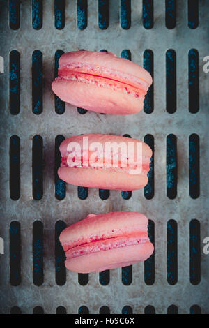 Süße rosa französische Macarons hautnah Stockfoto