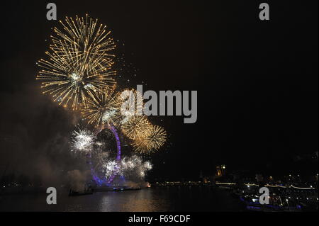 Massen feiern Silvester in London, UK 31. Dezember 2010 1. Januar 2011 wie Feuerwerk auf der Themse losgehen und Nachtschwärmer trinken. Stockfoto