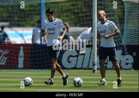 Ezeiza, Argentinien. 14. November 2015. Argentiniens Fußball-Team-Spieler Javier Mascherano (R) und Angel Di Maria nehmen Sie Teil an einem Training auf dem Gelände der Association des argentinischen Fußball (AFA, für seine Abkürzung in Spanisch) in Ezeiza, Buenos Aires, Hauptstadt von Argentinien, am 14. November 2015. Argentinien wird am 17. November in der Metropolitano Roberto Melendez Stadium in Barranquilla in Kolumbien Kolumbien in einem Spiel der Qualifikation für die FIFA WM 2018 Russland stellen. Bildnachweis: Victoria Egurza/TELAM/Xinhua/Alamy Live-Nachrichten Stockfoto