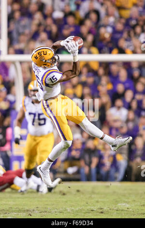 Baton Rouge, LA, USA. 14. November 2015. LSU Tigers Wide Receiver Maleachi Dupre (15) fängt einen Pass während des Spiels zwischen der LSU Tigers und die Arkansas Razorbacks im Tiger Stadium in Baton Rouge, Louisiana Bildnachweis: Csm/Alamy Live-Nachrichten Stockfoto