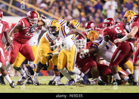 Baton Rouge, LA, USA. 14. November 2015. LSU Tigers Runningback Leonard Fournette (7) durchbricht die Linie während des Spiels zwischen der LSU Tigers und die Arkansas Razorbacks im Tiger Stadium in Baton Rouge, Louisiana Bildnachweis: Csm/Alamy Live-Nachrichten Stockfoto