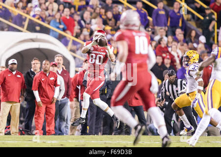 Baton Rouge, LA, USA. 14. November 2015. Arkansas Razorbacks Wide Receiver Drew Morgan (80) fängt einen Pass während des Spiels zwischen der LSU Tigers und die Arkansas Razorbacks im Tiger Stadium in Baton Rouge, Louisiana Bildnachweis: Csm/Alamy Live-Nachrichten Stockfoto