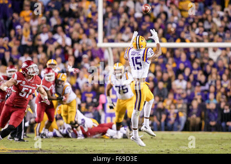 Baton Rouge, LA, USA. 14. November 2015. LSU Tigers Wide Receiver Maleachi Dupre (15) fängt einen Pass während des Spiels zwischen der LSU Tigers und die Arkansas Razorbacks im Tiger Stadium in Baton Rouge, Louisiana Bildnachweis: Csm/Alamy Live-Nachrichten Stockfoto