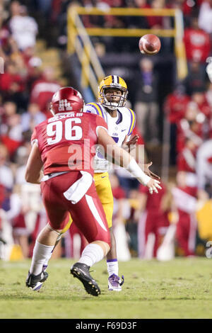 Baton Rouge, LA, USA. 14. November 2015. LSU Tigers Quarterback Brandon Harris (6) geht der Ball während des Spiels zwischen der LSU Tigers und die Arkansas Razorbacks im Tiger Stadium in Baton Rouge, Louisiana Bildnachweis: Csm/Alamy Live-Nachrichten Stockfoto