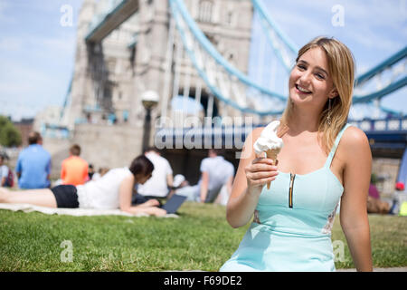 junge Frau in London genießen ein Eis Stockfoto