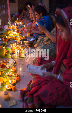 DHAKA, Bangladesch-14. November: Anhänger besuchen Gebet mit brennendem Weihrauch und leichte Öl-Lampen vor Pause Fasten während eines religiösen Festes Rakher Upabash in Dhaka am 14. November 2015 genannt. Bengali Leute des hinduistischen Glaubens in Bangladesch sitzen im Gebet feiern im 18. Jahrhundert hinduistischen Heiligen Baba Lokenath mit "Rakher Upobas" Gebet und Fastentag jedes Jahr Tausende von hinduistischen Anhänger versammeln sich vor Shri Shri Lokenath Ramakrishna Ashram Tempel für das Kartik Brati oder Rakher Upobash religiöse fest in Barodi, in der Nähe von Dhaka, Bangladesh. Gläubigen sitzen vor Kerzen Licht (name Stockfoto