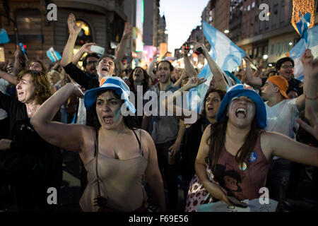 Buenos Aires, Argentinien. 14. November 2015. An einer Kundgebung zur Unterstützung der Präsidentschaftskandidat der regierenden Partei Front für den Sieg Daniel Scioli, in Buenos Aires, Hauptstadt von Argentinien, teilnehmen am 14. November 2015 Bewohner. Die Argentinier wählt den nächsten Präsidenten für den Zeitraum von 2015 bis 2019, zwischen Daniel Scioli und Mauricio Macri am 22. November. Bildnachweis: Martin Zabala/Xinhua/Alamy Live-Nachrichten Stockfoto