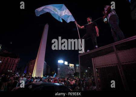 Buenos Aires, Argentinien. 14. November 2015. An einer Kundgebung zur Unterstützung der Präsidentschaftskandidat der regierenden Partei Front für den Sieg Daniel Scioli, in Buenos Aires, Hauptstadt von Argentinien, teilnehmen am 14. November 2015 Bewohner. Die Argentinier wählt den nächsten Präsidenten für den Zeitraum von 2015 bis 2019, zwischen Daniel Scioli und Mauricio Macri am 22. November. Bildnachweis: Martin Zabala/Xinhua/Alamy Live-Nachrichten Stockfoto