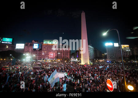 Buenos Aires, Argentinien. 14. November 2015. An einer Kundgebung zur Unterstützung der Präsidentschaftskandidat der regierenden Partei Front für den Sieg Daniel Scioli, in Buenos Aires, Hauptstadt von Argentinien, teilnehmen am 14. November 2015 Bewohner. Die Argentinier wählt den nächsten Präsidenten für den Zeitraum von 2015 bis 2019, zwischen Daniel Scioli und Mauricio Macri am 22. November. Bildnachweis: Martin Zabala/Xinhua/Alamy Live-Nachrichten Stockfoto