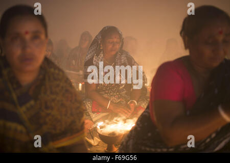 Narayanganj, Dhaka, Bangladesh. 14. November 2015. Hindu Anhänger bieten Gebet, sie nehmen Teil an einer rituellen Aktivität während der Rakher Upobash, 14. November 2015 Credit: Suvra Kanti Das/ZUMA Draht/Alamy Live News Stockfoto