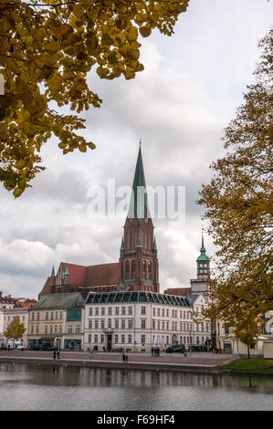 Gotische Turm der Kathedrale oder Dom mit Blick auf den Pfaffenteich See bei Schwerin, Deutschland Stockfoto