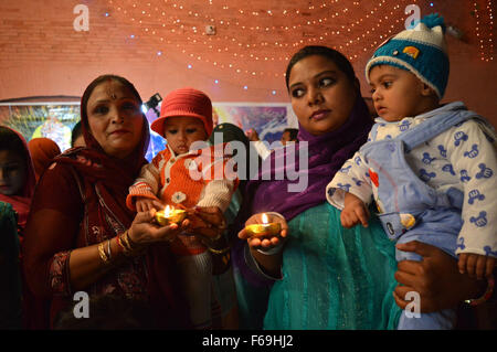 Peshawar. 14. November 2015. Pakistanische hinduistische Gläubige beten während einer Feier von Diwali in Nordwest-Pakistan Peshawar, 14. November 2015. Diwali markiert die Heimkehr des Gott Herr Ram nach bezwingen der Dämonenkönig Ravana und nehmen Menschen aus der Dunkelheit zum Licht und den Sieg des guten über das Böse symbolisiert. Bildnachweis: Umar Qayyum/Xinhua/Alamy Live-Nachrichten Stockfoto