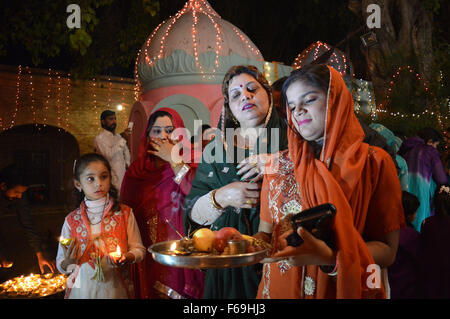 Peshawar. 14. November 2015. Pakistanische hinduistische Gläubige beten während einer Feier von Diwali in Nordwest-Pakistan Peshawar, 14. November 2015. Diwali markiert die Heimkehr des Gott Herr Ram nach bezwingen der Dämonenkönig Ravana und nehmen Menschen aus der Dunkelheit zum Licht und den Sieg des guten über das Böse symbolisiert. Bildnachweis: Umar Qayyum/Xinhua/Alamy Live-Nachrichten Stockfoto