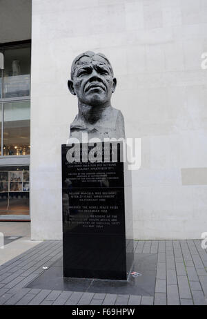 Eine Statue von Nelson Mandela von Ian Walters außerhalb der Royal Festival Hall auf der South Bank London UK Stockfoto