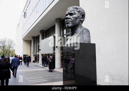 Eine Statue von Nelson Mandela von Ian Walters außerhalb der Royal Festival Hall auf der South Bank London UK Stockfoto