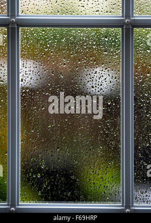 Regentropfen am Fenster Glasscheibe auf schlechtes Wetter Tag UK Stockfoto