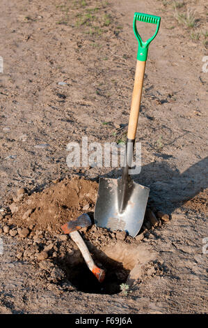 Konzeptuelle Bild - das Kriegsbeil begraben Stockfoto