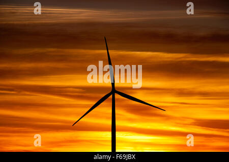 Windgenerator bei Sonnenuntergang in Elmore County, ID Stockfoto