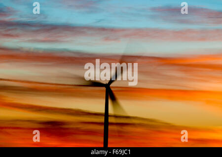 Windgenerator Spinnerei bei Sonnenuntergang in Elmore County, ID Stockfoto