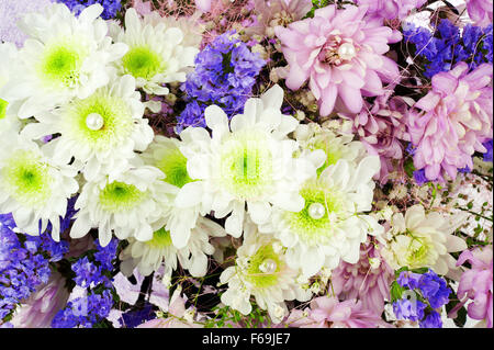 Bouquet von Gerbera, Nelken und andere Blumen für den Einsatz als Hintergrund. Stockfoto