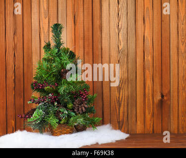 Weihnachten-Komposition aus Pinie und Dekorationen auf hölzernen Hintergrund mit Platz für Ihre Formulierung. Stockfoto