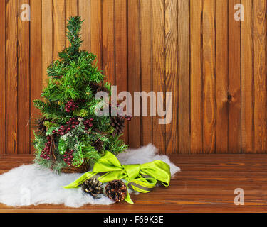 Weihnachten-Komposition aus Pinie und Dekorationen auf hölzernen Hintergrund mit Platz für Ihre Formulierung. Stockfoto