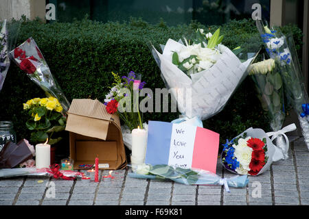 Blumen und Kerzen vor der französischen Botschaft in Tokio, nach den Terroranschlägen in Paris am 13. November gelegt. Stockfoto