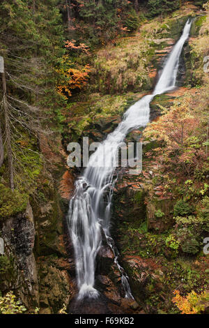 Kamienczyk Wasserfall (Polnisch: Wodospad Kamienczyka), Karkonoski Nationalpark, Riesengebirge, Polen. Stockfoto