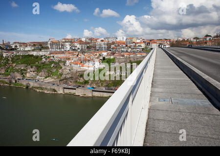 Stadt von Porto in Portugal von Infante D. Henrique Brücke über den Fluss Douro. Stockfoto