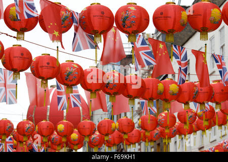 Union Jack Bunting und chinesische Flagge Girlande hängen in China Town London Stockfoto